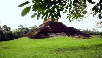 Комалькалько пирамида майя среди джунглей Табаско Мексика