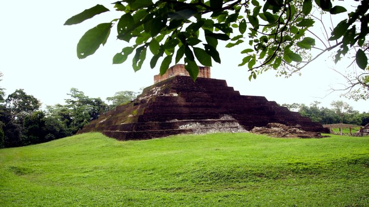 Комалькалько пирамида майя среди джунглей Табаско Мексика