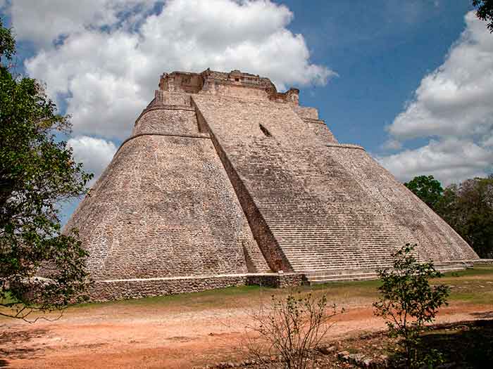 Пирамида карлика в Ушмаль Мексика фото