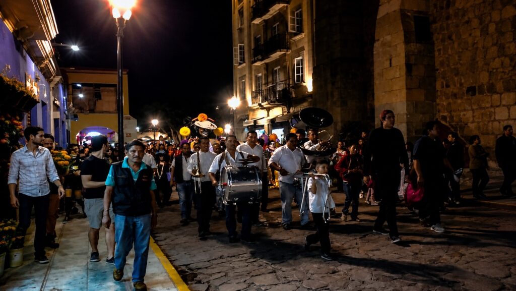 День Мёртвых в Мексике ночное шествие во время праздника Dia de Muertos