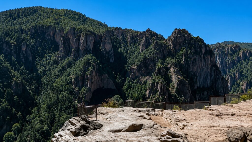Панорамная площадка Parque de Aventura над Медным каньоном в Чиуауа