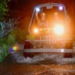 Амфибия с включёнными фарами в парке Xplor, участники в касках едут по подземному маршруту среди джунглей Ривьеры Майя.