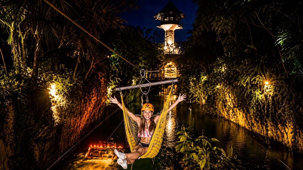 Аттракцион Hammock Splash в парке Xplor ночью