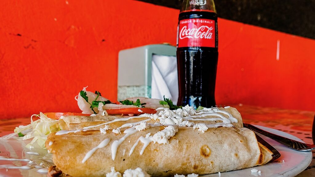 Энчиладас и мексиканская Coca-Cola в местном кафе