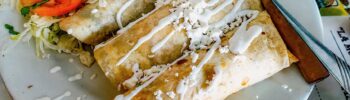 Энчиладас с сыром и сливочным соусом в мексиканском кафе Канкуна