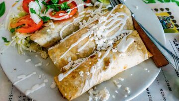 Энчиладас с сыром и сливочным соусом в мексиканском кафе Канкуна
