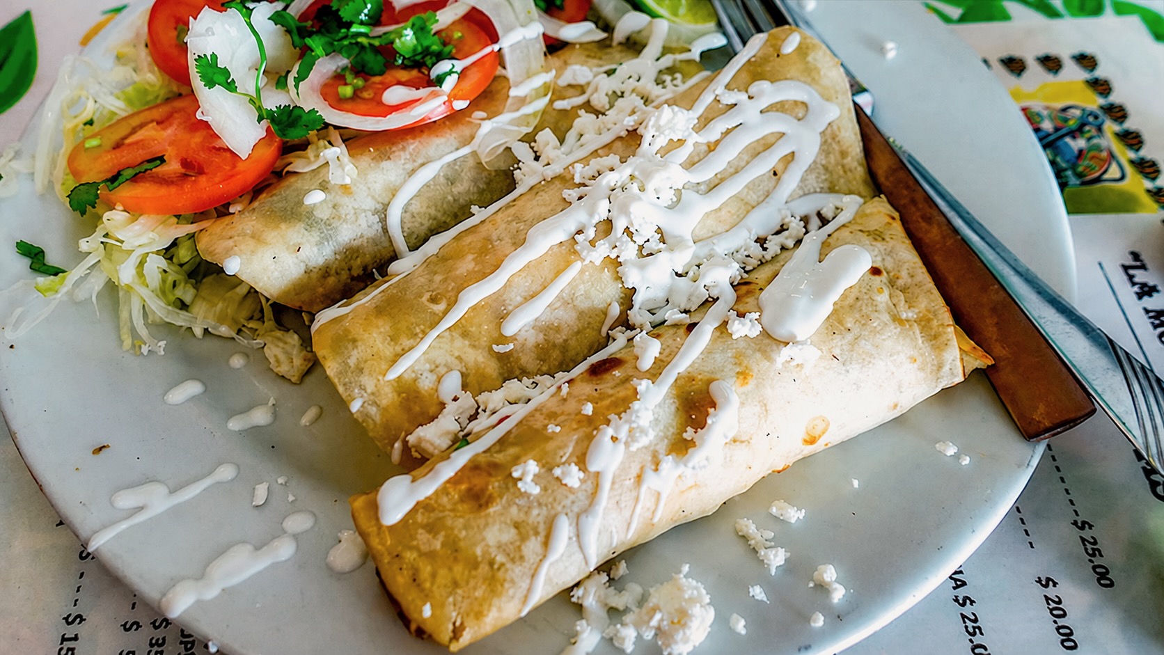 Энчиладас с сыром и сливочным соусом в мексиканском кафе Канкуна