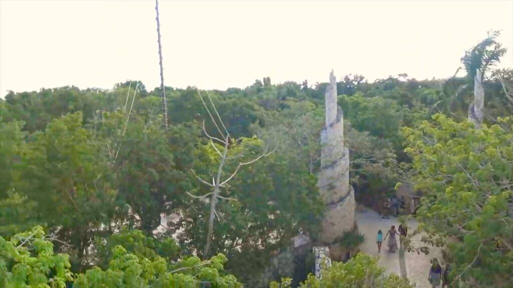 В зоне Xcaret Plus можно принять душ, переодеться и оставить вещи в шкафчике.