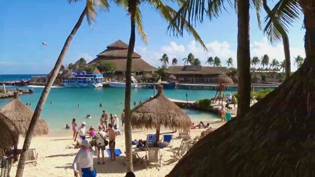 Для семей с детьми Xcaret Plus удобен: можно спокойно переодеться, отдохнуть и пообедать.