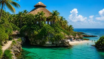 Парк Xcaret в Мексике с лагуной, пляжем и центральным павильоном на побережье Ривьеры Майя