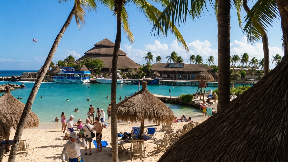 Парк Шкарет (Xcaret) в Мексике — лагуна, пляж и центральная часть экопарка