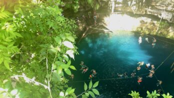 Сенот Юкатана сверху, луч света и бирюзовая вода — священное место майя
