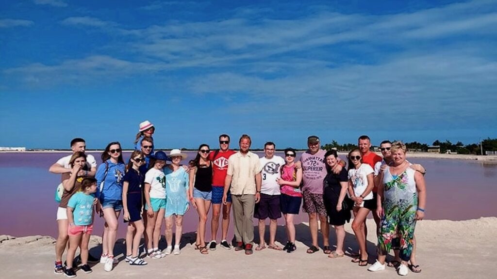 экскурсия на розовые озера Лас Колорадас в Мексике — группа туристов