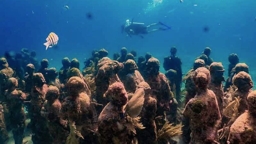 Подводный музей MUSA возле Канкуна.